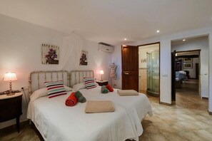 4 bedrooms, iron/ironing board, free WiFi, bed sheets