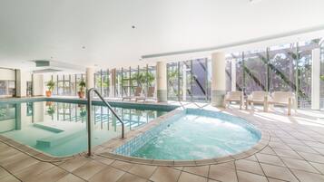 Una piscina techada, una piscina al aire libre