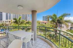 Standard Apartment, 3 Bedrooms, Garden View | Balcony view - The Meriton on Main Beach (Main Beach)