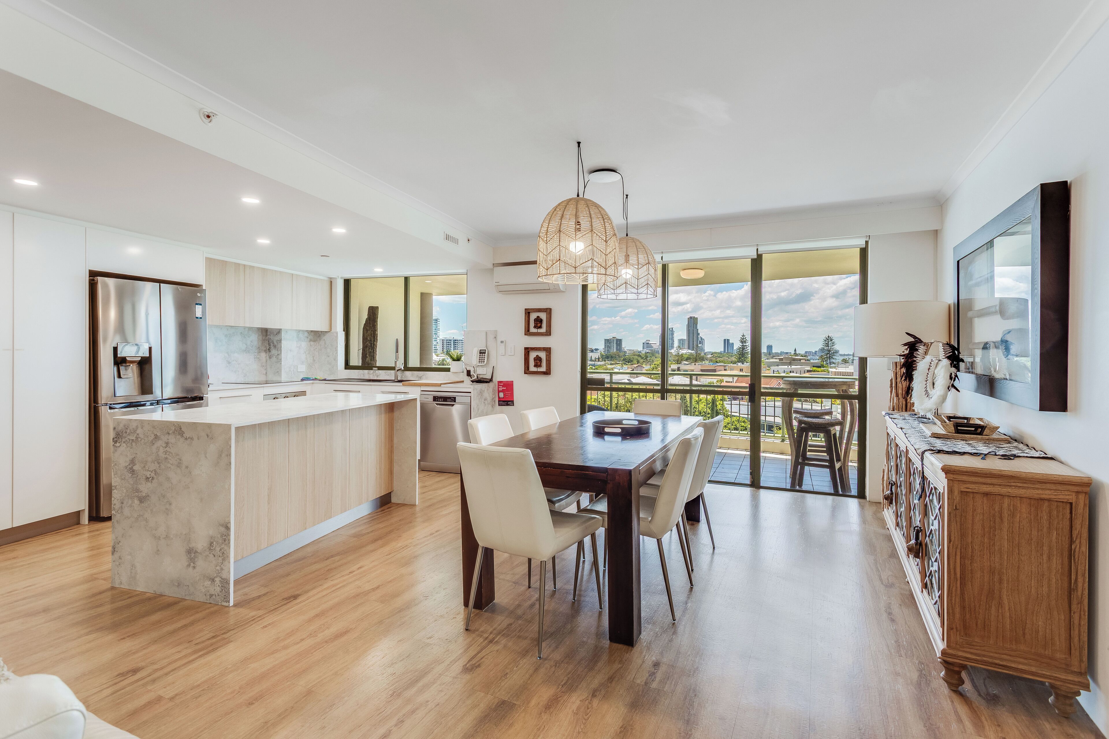 Deluxe Apartment, 2 Bedrooms | Dapur peribadi | Peti sejuk/penyejuk beku saiz penuh, ketuhar gelombang mikro, ketuhar 