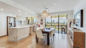 Departamento Deluxe, 2 habitaciones | Cocina privada | Refrigerador con congelador, microondas, horno y parrilla de estufa