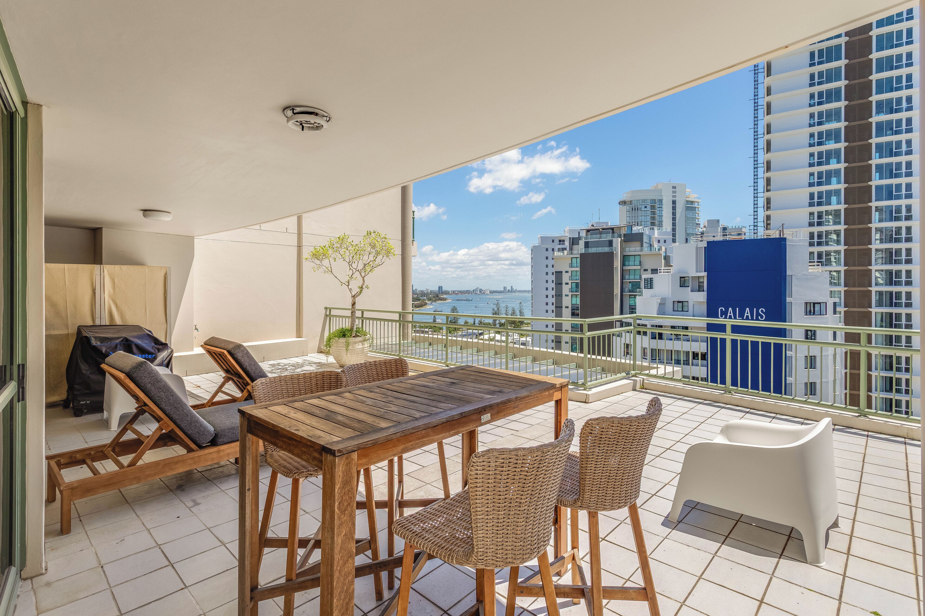 Deluxe Apartment, 3 Bedrooms, Ocean View | Living area