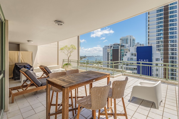 Apartamento Deluxe, 3 habitaciones, vistas al mar | Zona de estar | Una televisión