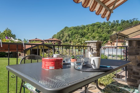 Outdoor dining. Holiday Apartment Tina’s Yellow Home with Mountain View, Wi-Fi, Terrace & Garden