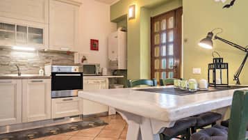 Frigorifero, microonde, forno, piano cottura
