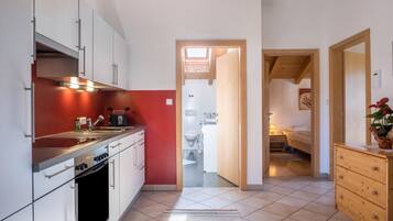 Fridge, oven, stovetop, coffee/tea maker