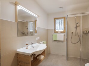 Een douche, handdoeken