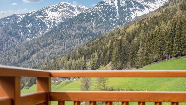 A mountain landscape with a wooden balcony railing. - Apartment "Radlspitz - Maurerhof" with Mountain View, Wi-Fi & Garden (Sarntal - Südtirol (BZ))