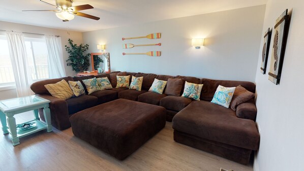 TV - Walk to Sandfest, Shared Pool, Boardwalk to the Beach (Port Aransas)