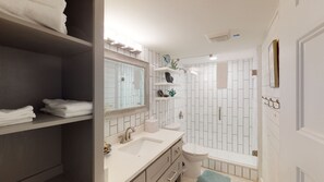 Bathtub, towels - Walk to Sandfest, Shared Pool, Boardwalk to the Beach (Port Aransas)