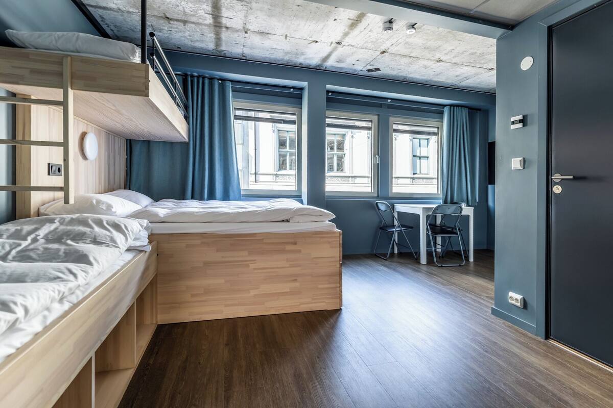 Quarto moderno com cama beliche, uma escrivaninha e uma cadeira.
