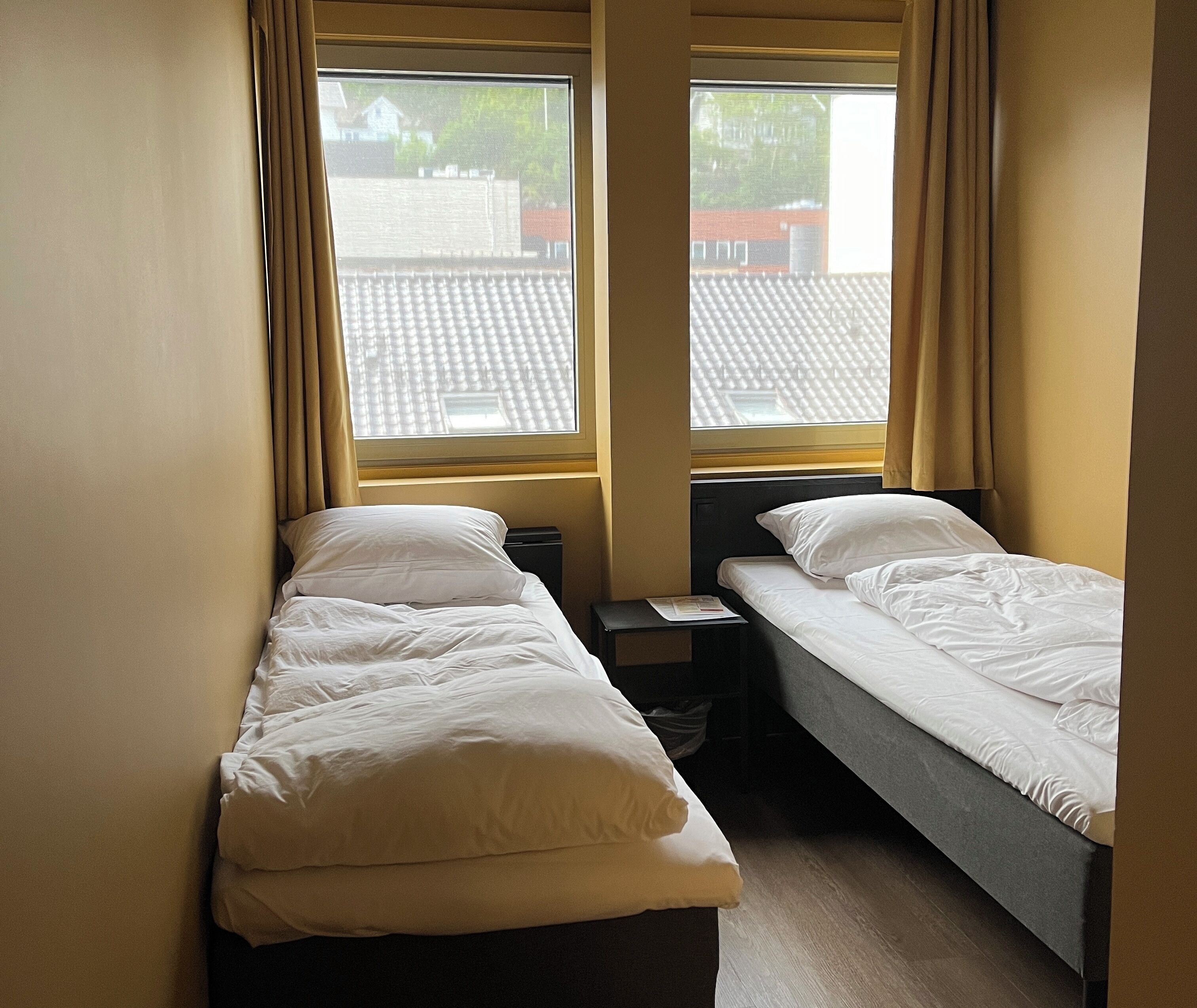 Eenvoudige Twin kamer | Donzen dekbedden, verduisterende gordijnen, geluiddichte muren