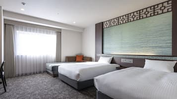 Habitación de hotel con dos camas, un ventanal con cortinas, un televisor montado en la pared y una alfombra estampada.