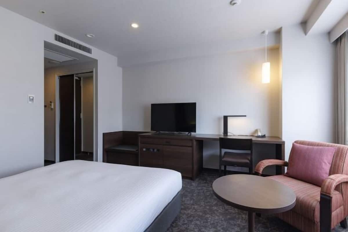 Desk, laptop workspace, free WiFi, bed sheets