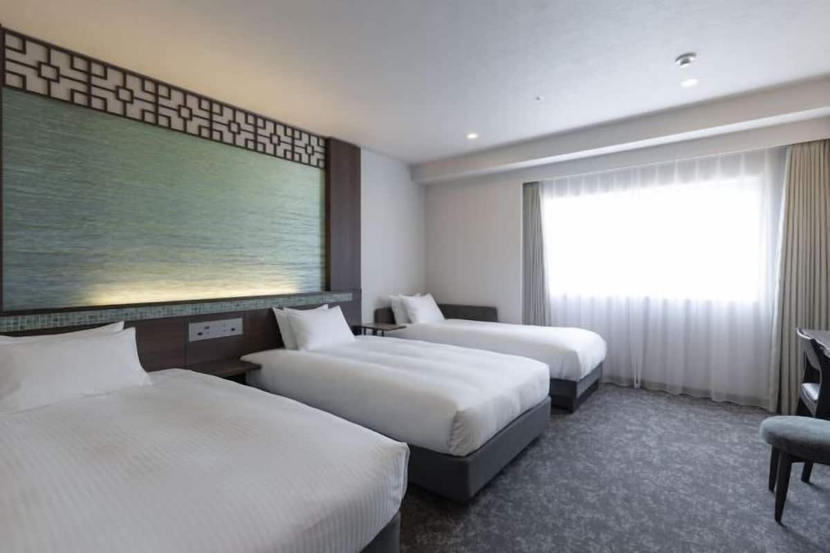 Desk, laptop workspace, free WiFi, bed sheets