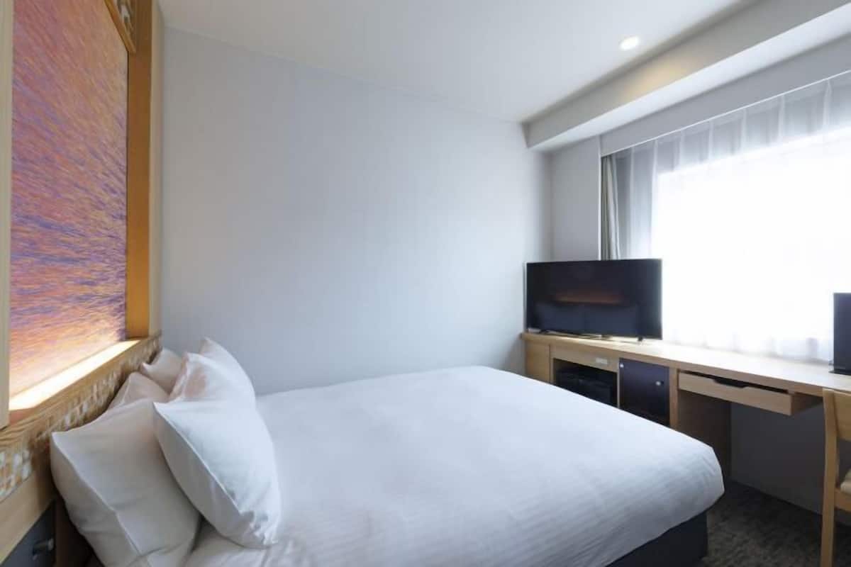 Desk, laptop workspace, free WiFi, bed sheets