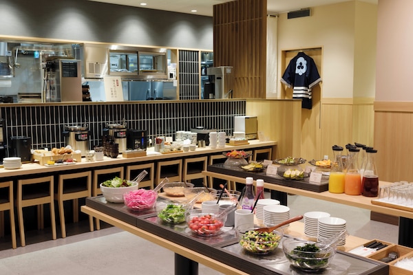 Daily cooked-to-order breakfast (JPY 2000 per person)