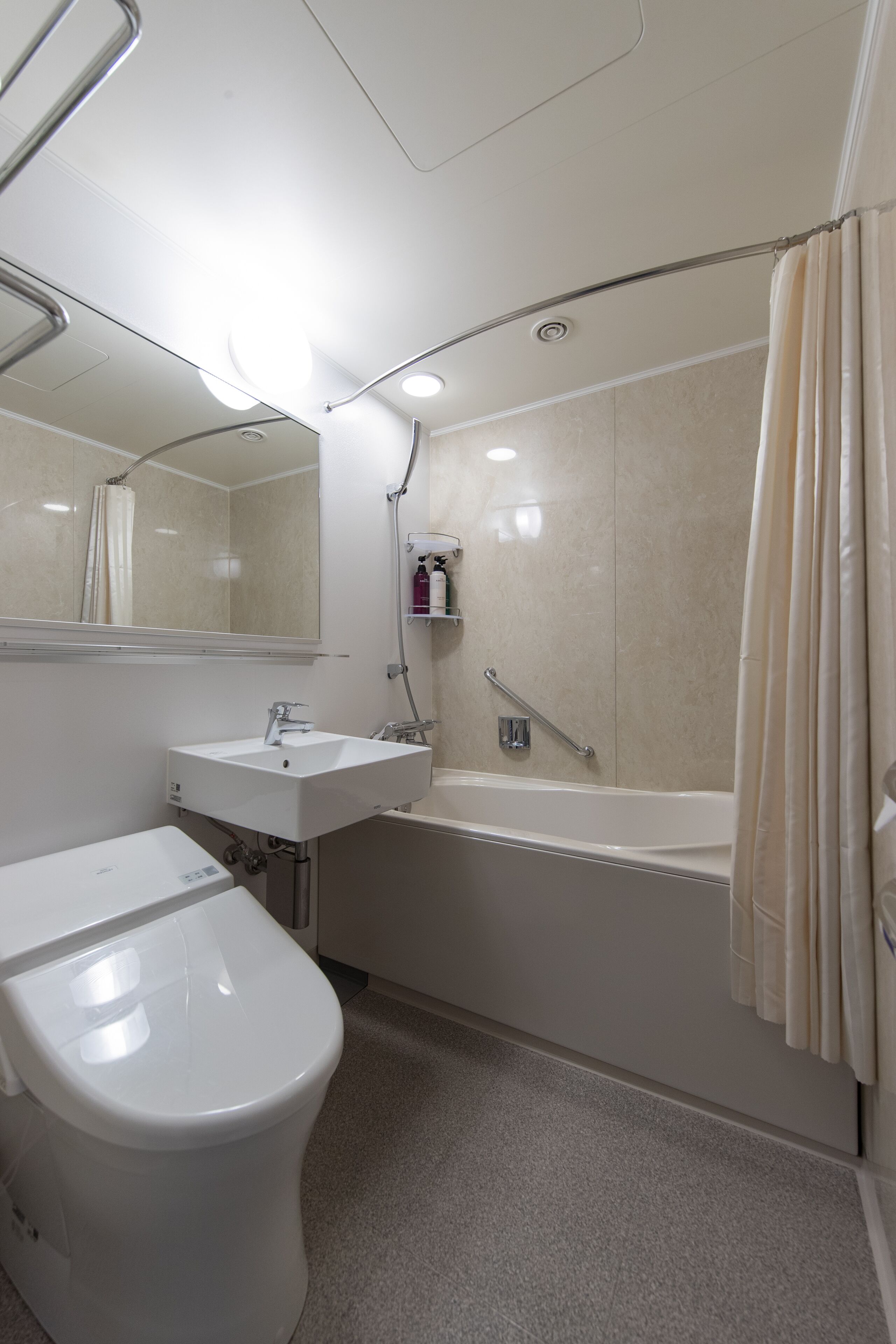 combined shower/bathtub, deep-soaking bathtub, free toiletries