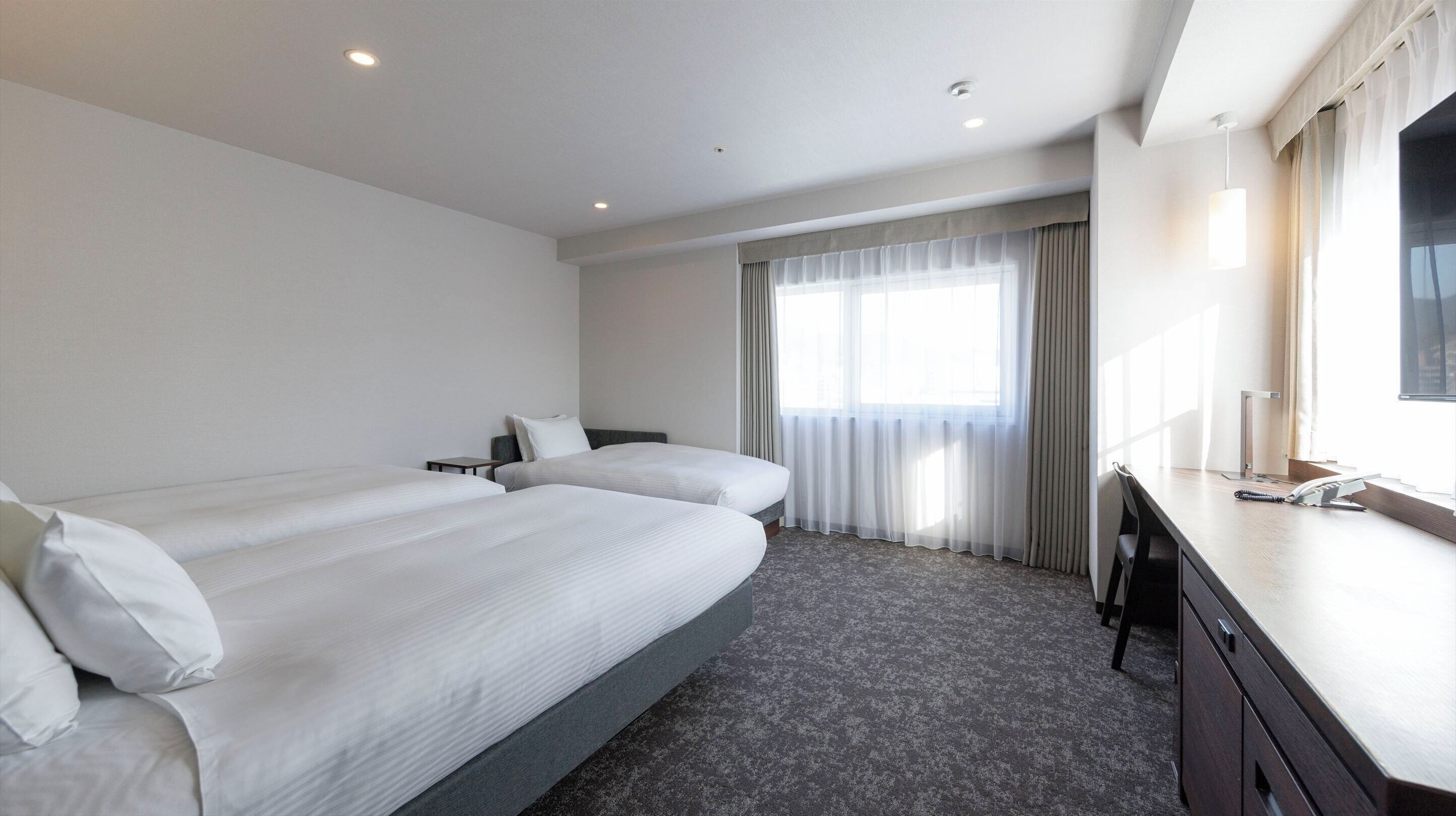 Escritorio, espacio para trabajar con laptop y wifi gratis 