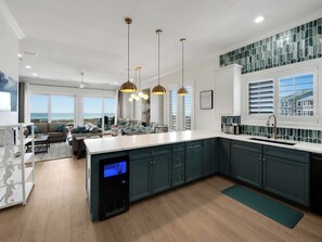 冷蔵庫、電子レンジ、オーブン、コンロ