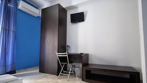 A bedroom with a bed, a desk, a chair, a TV, and an air conditioning unit. - LA DIMORA DEL PRINCIPE (Trapani)