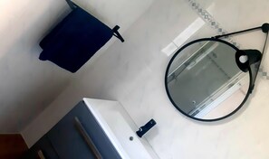Douche, sĂšche-cheveux