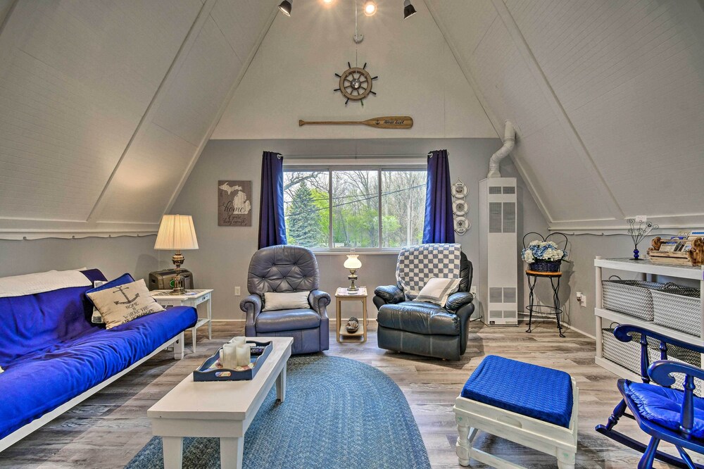 Bright & Cozy A-Frame Studio: Steps to River!