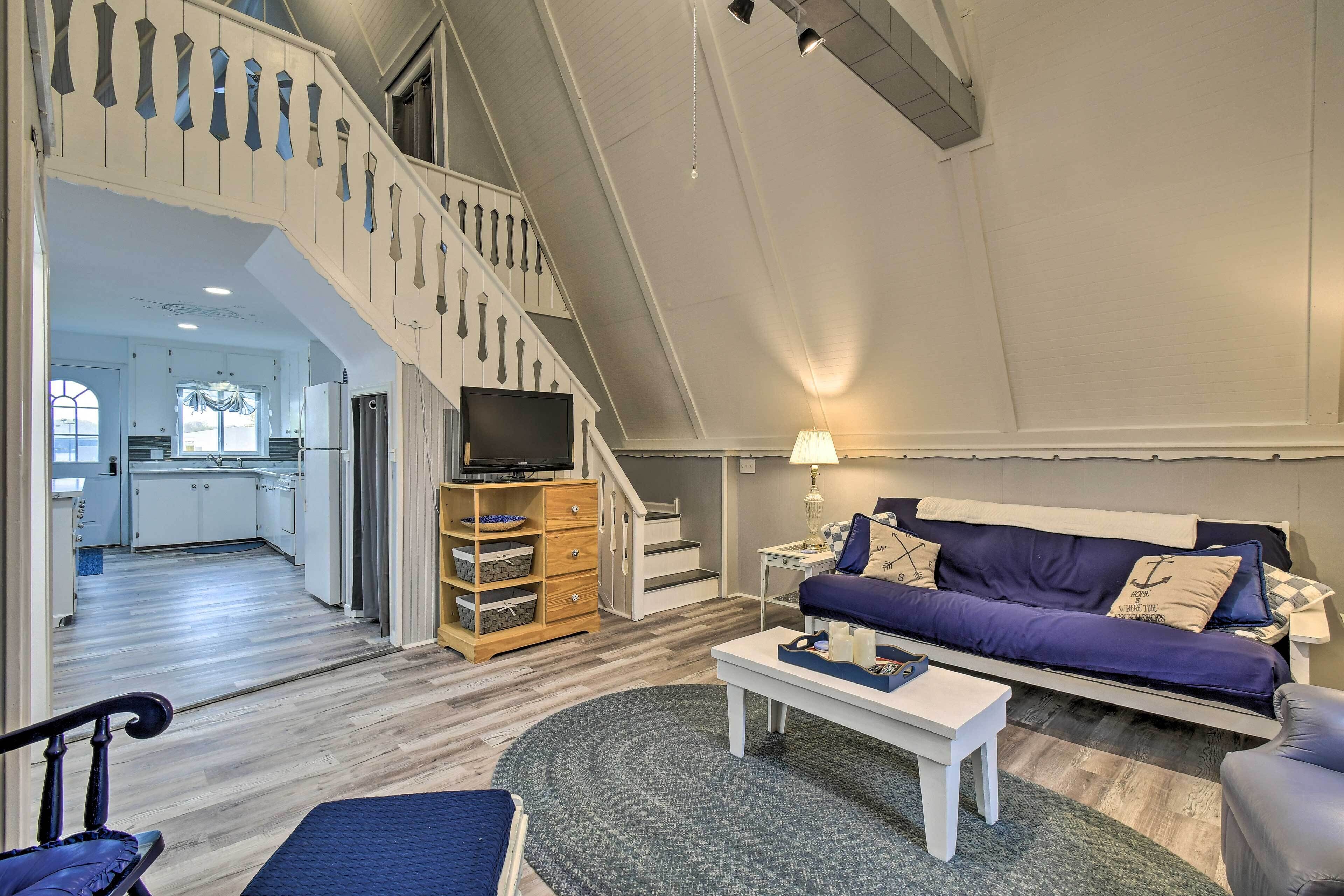 Bright & Cozy A-Frame Studio: Steps to River!