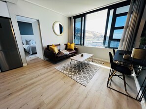Habitación doble estándar, vista al mar | Área de sala de estar