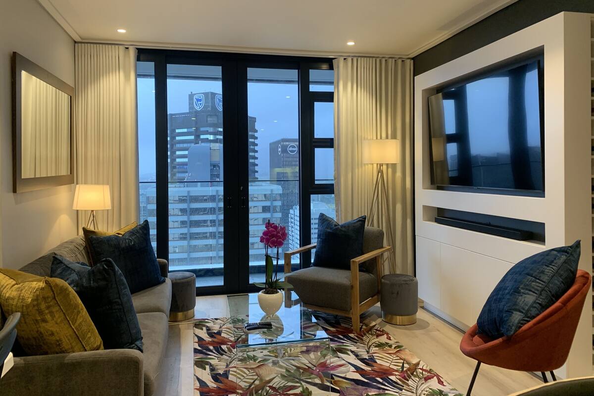 Apartment 2706 | Sengetøy av topp kvalitet, senger med overmadrass og safe på rommet