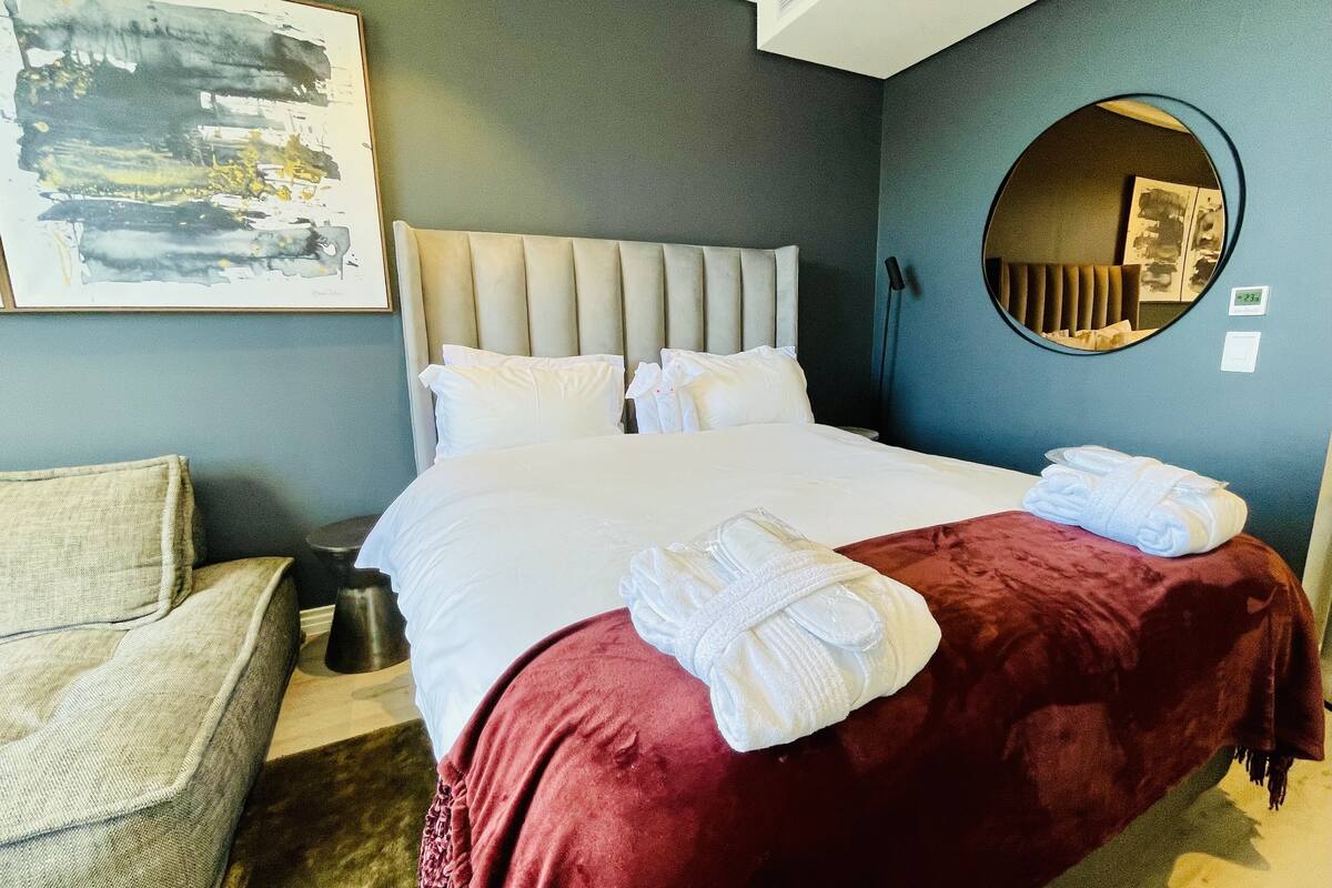 Luksusstudio, 1 queensize-seng, sjøutsikt | Sengetøy av topp kvalitet, senger med overmadrass og safe på rommet
