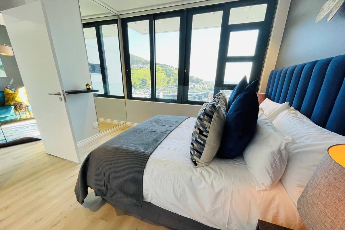Apartment 2315 | Sengetøy av topp kvalitet, senger med overmadrass og safe på rommet