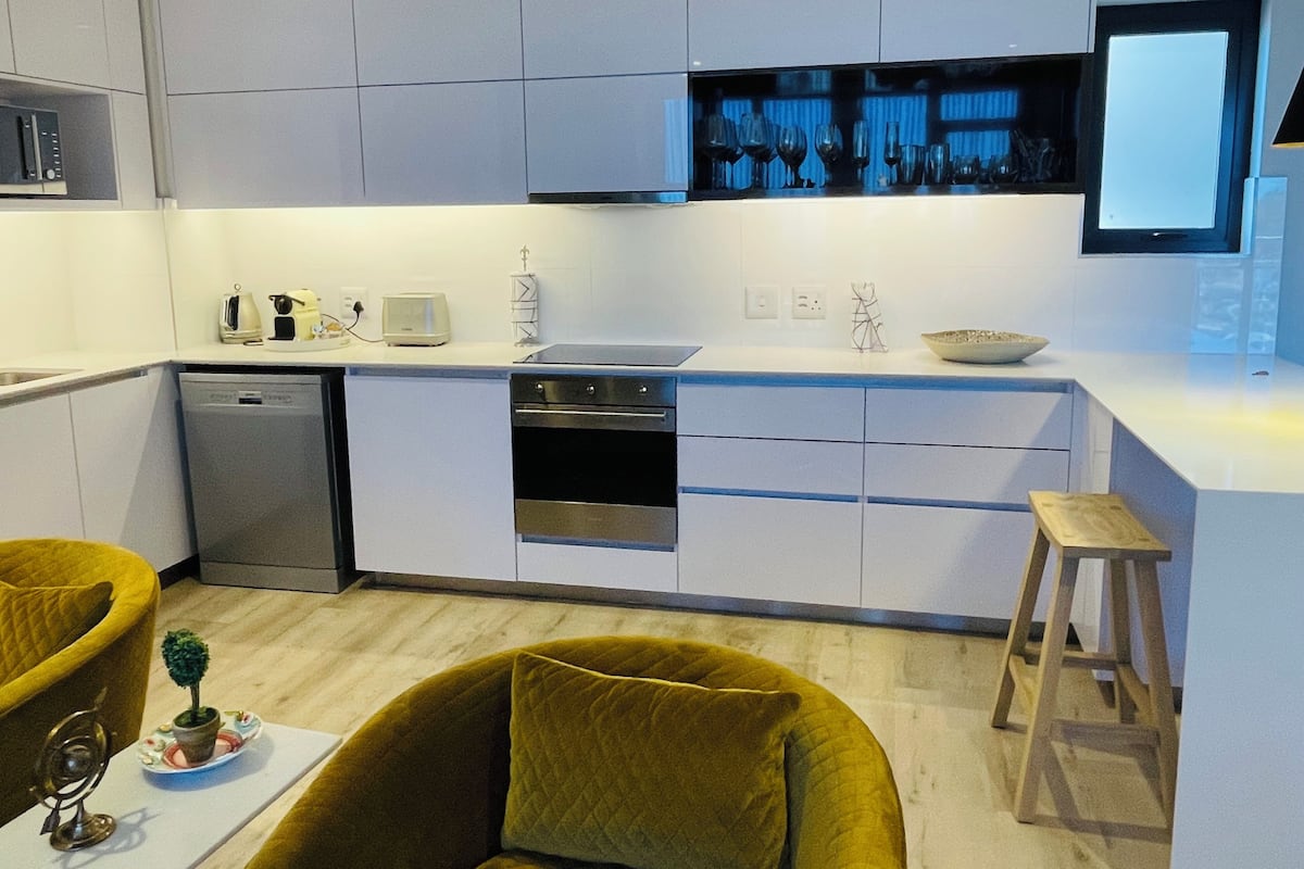 Departamento superior, 1 cama Queen size, vista al mar | Cocina privada | Refrigerador con congelador, microondas, horno y parrilla de estufa