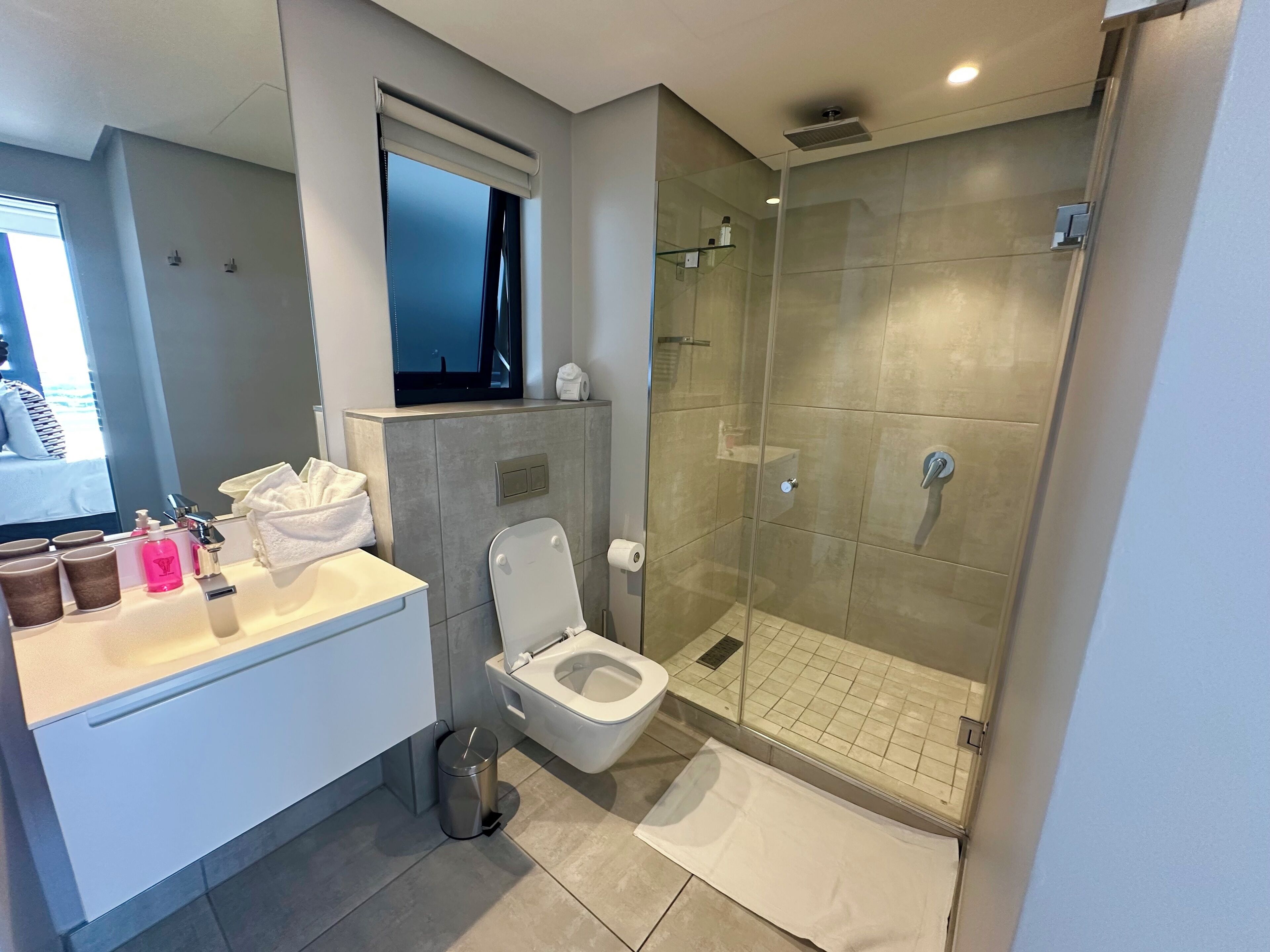 Une salle de bain moderne équipée d’une douche, de toilettes et d’un lavabo.