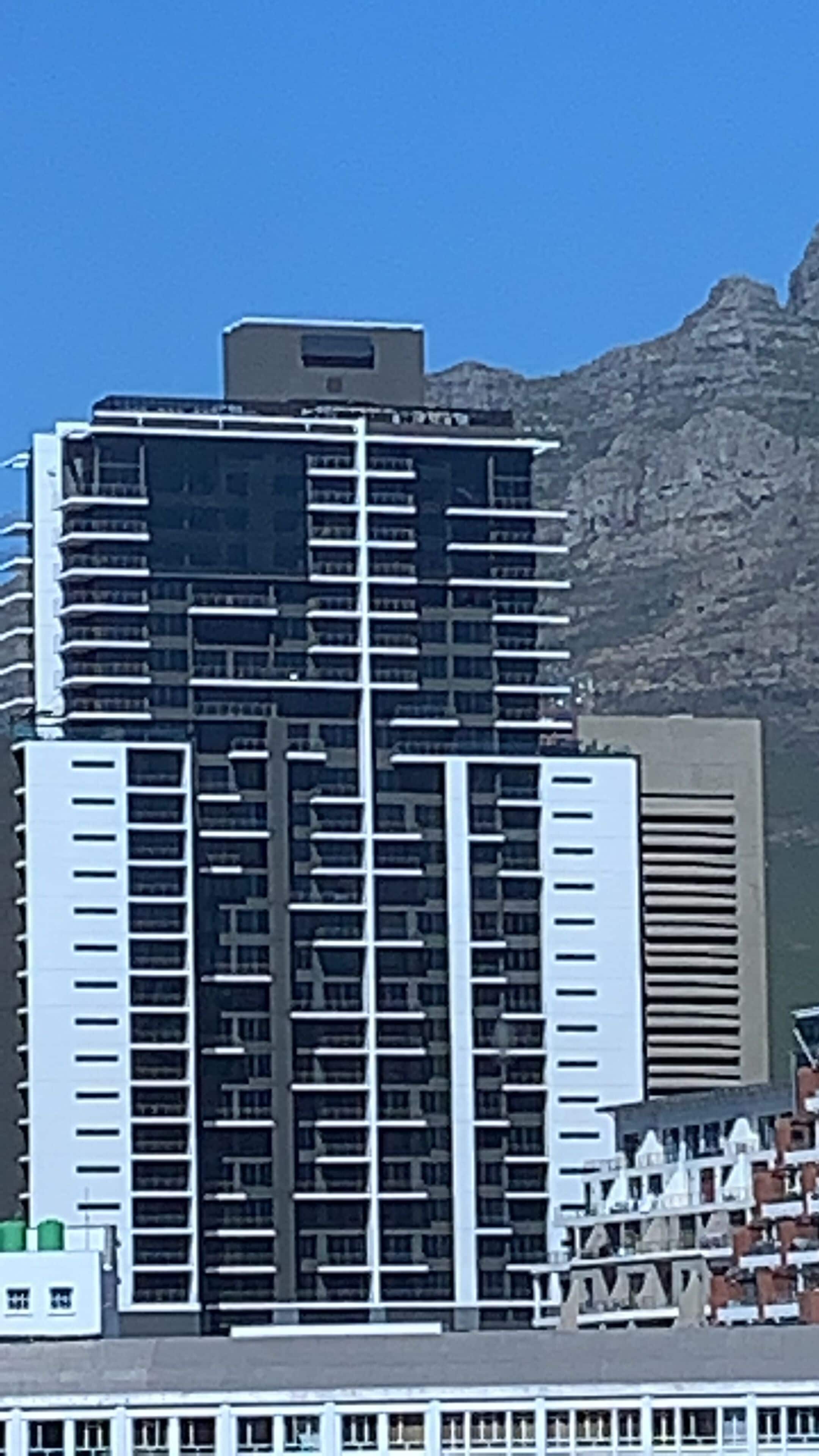 Un immeuble de grande hauteur, doté de nombreux étages, de grandes fenêtres et d’une architecture moderne.