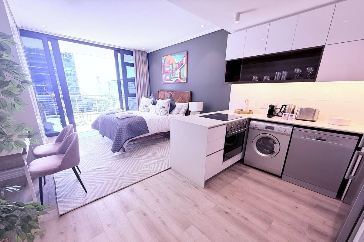 Apartment 1212B | Sengetøy av topp kvalitet, senger med overmadrass og safe på rommet