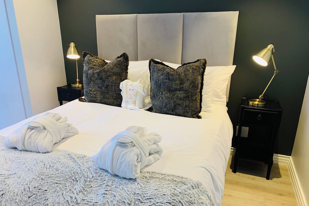 Apartment 2207 | Sengetøy av topp kvalitet, senger med overmadrass og safe på rommet