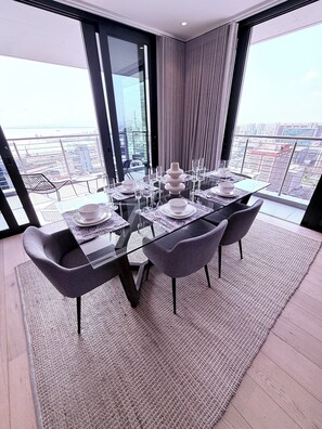 Luxury Penthouse 3203 | Essbereich im Zimmer
