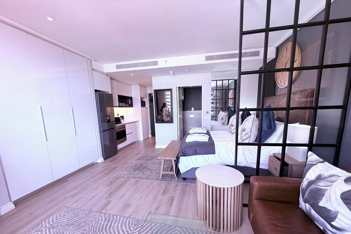 Apartment 2006 | Sengetøy av topp kvalitet, senger med overmadrass og safe på rommet