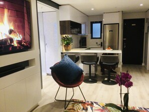 Apartment 2706 | Sengetøy av topp kvalitet, senger med overmadrass og safe på rommet