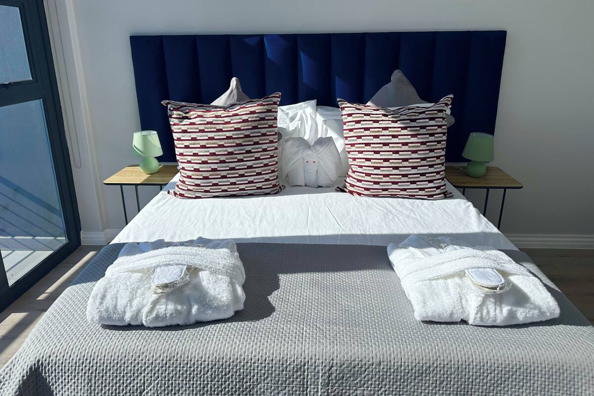 Apartment 2909 | Sengetøy av topp kvalitet, senger med overmadrass og safe på rommet
