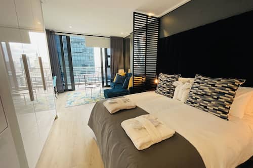 Luxe studio | Luxe beddengoed, pillowtop-bedden, een kluis op de kamer