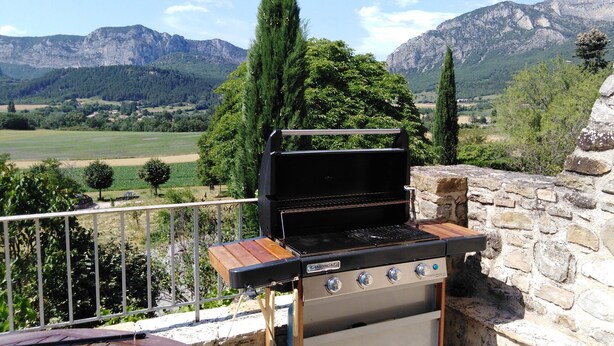A camping grill with a view of mountains and greenery. - Logement Entier Avec Terrasse et vue Panoramique (Francillon-sur-Roubion)