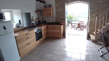 Een koelkast, een magnetron, een oven, een kookplaat