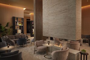 2 Bars/Lounges