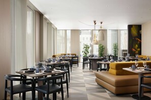 Café da manhã inglês nos fins de semana (GBP 44.00 por pessoa) 