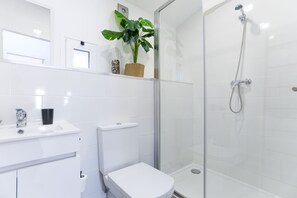 Dusche, Haartrockner, Handtücher, Seife