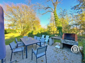 Outdoor dining - Spacious 18th-Century Country House with Garden, Terrace, and Family Amenities (Ruillé-Froid-Fonds)