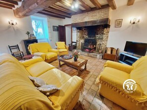 Télévision, cheminée, table de tennis de table