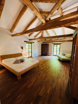 4 bedrooms, iron/ironing board, free WiFi, bed sheets